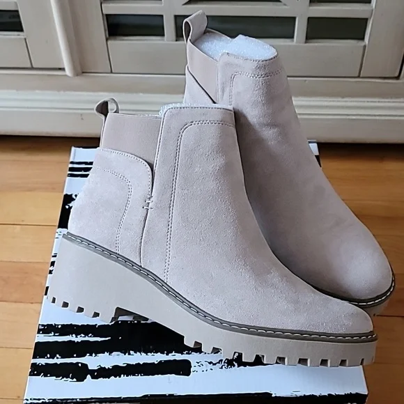 Dolce Vita Lug Sole Chelsea Boot, New In Box, Size 9.5 Color: Camel - Picture 4 of 15